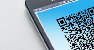 Free High-resolution close-up of a smartphone displaying a QR code on its screen. Stock Photo